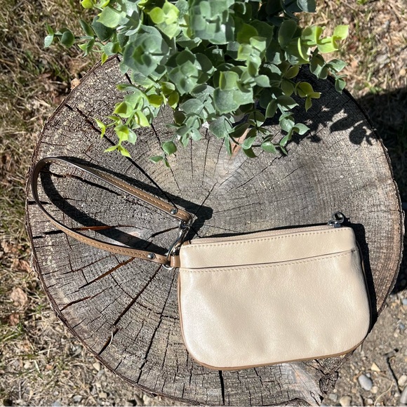 Poppy Wristlet - Picture 4 of 8